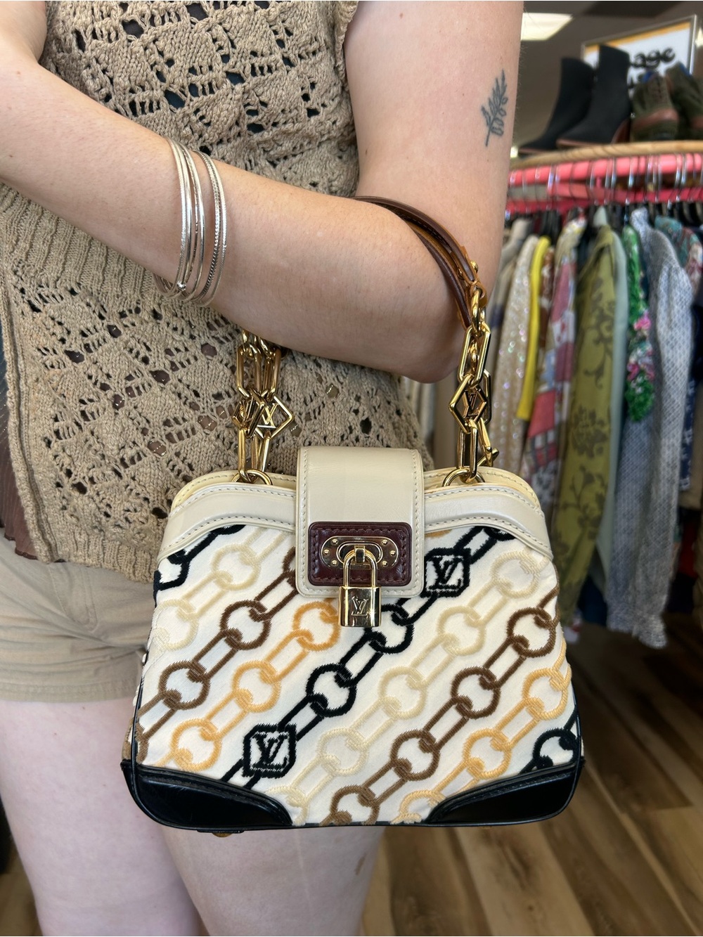 Louis Vuitton LIMITED EDITION Velvet chains Mini Linda Monogram Chain Bag - Picture 3 of 16